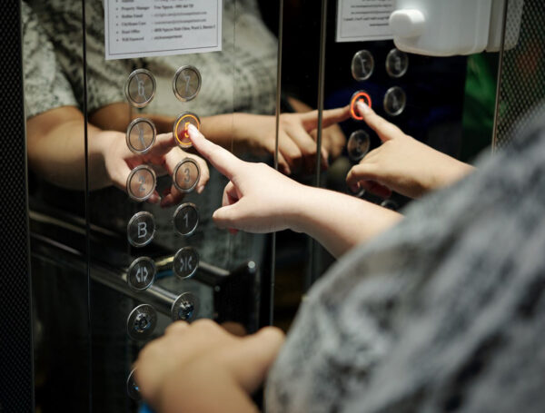 Có nên tự thực hiện kiểm tra thang máy tại nhà