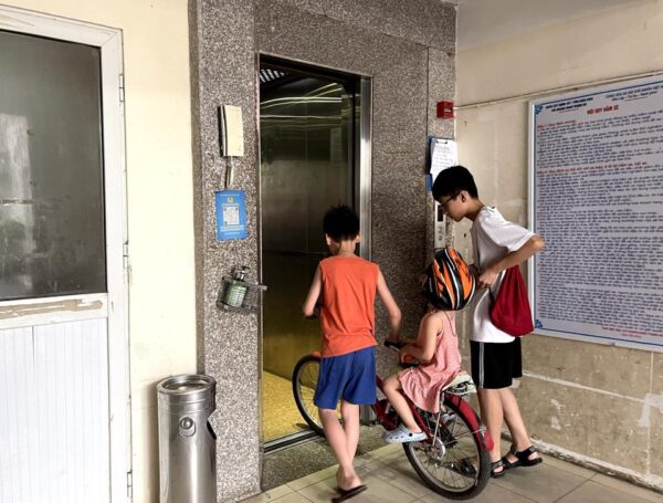 Hướng dẫn đi cầu thang máy an toàn tại khu vực công cộng